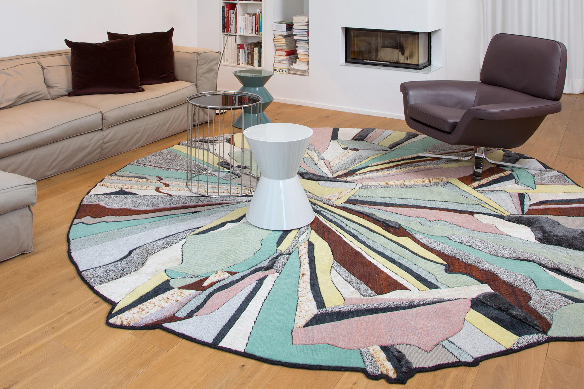 Der handgefertigte Teppich von cc-tapis bildet das Zentrum des Wohnraumes dieser Maisonette Wohnung in Köln
