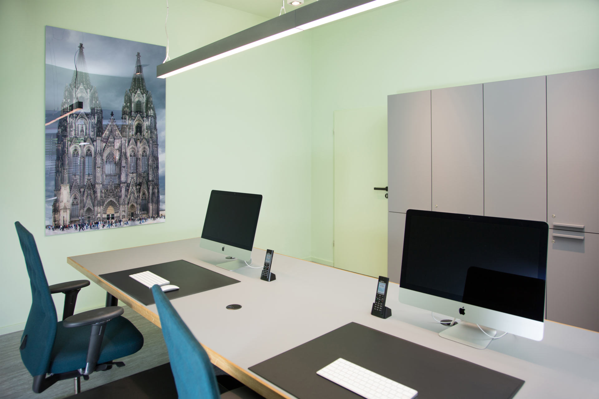 Umbau und Sanierung - Altenpflege Köln - Schreibtisch mit Bild des Kölner Doms